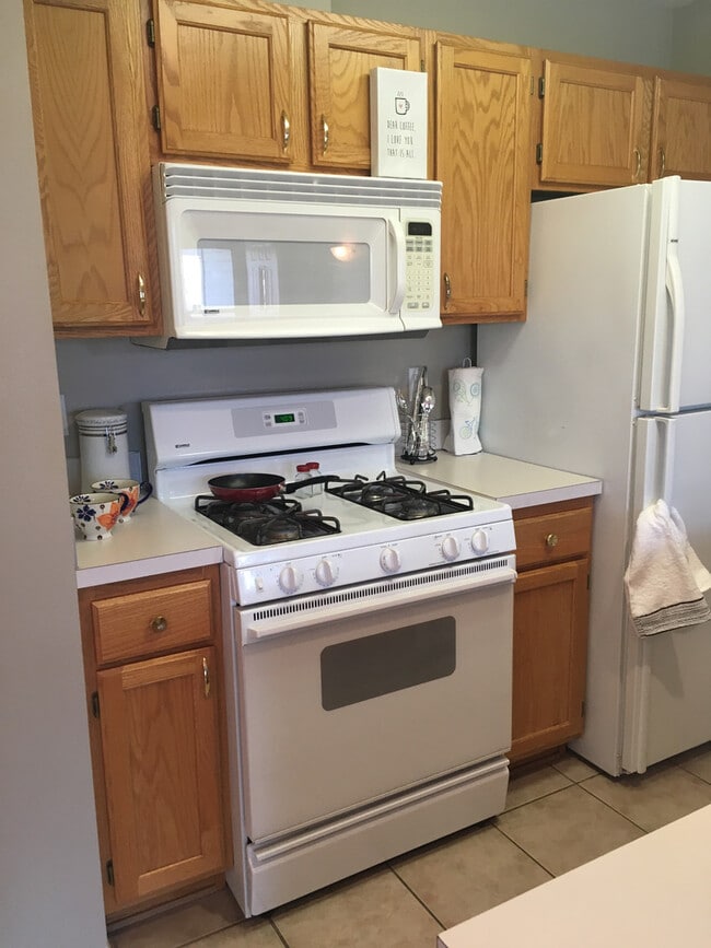 Building Photo - Your Terrace Heights Retreat- Spacious com...