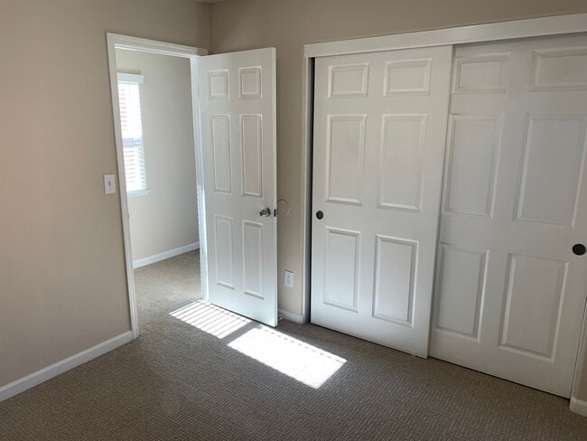 Building Photo - Beautiful 4 Bedroom, 2.5 Bath Mountain Hou...