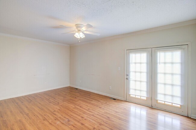 Building Photo - 3 Bedroom / 2.5 Bath Condo - Johnson City, TN