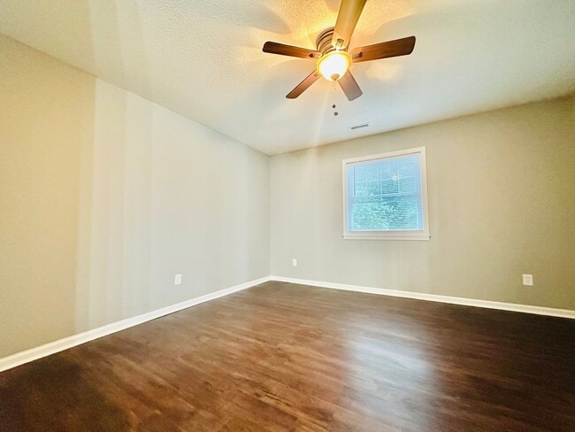 Building Photo - Newly Renovated 2 Bed, 2.5 Bath Chapel Hil...