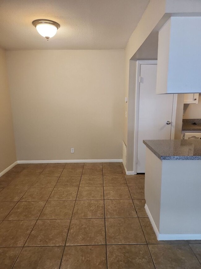 Building Photo - 2 BED, 1 BATH TOWNHOUSE CLOSE TO UNLV!!!!