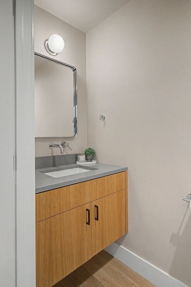 Building Photo - Stunning 5BR/3.5BA historic home located near Hillsboro Village!