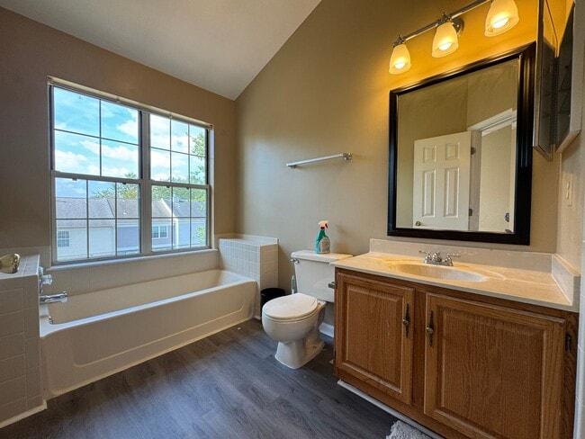 Building Photo - Beautiful And Spacious 3 Bed 3 Bath End Un...