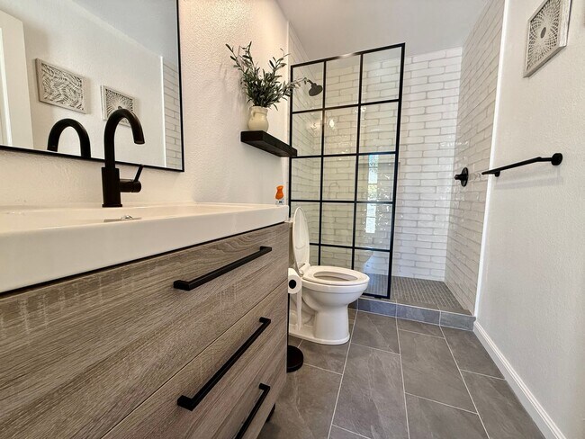 Building Photo - Stunning, Furnished 4 Bed 3.5 Bath + Offic...