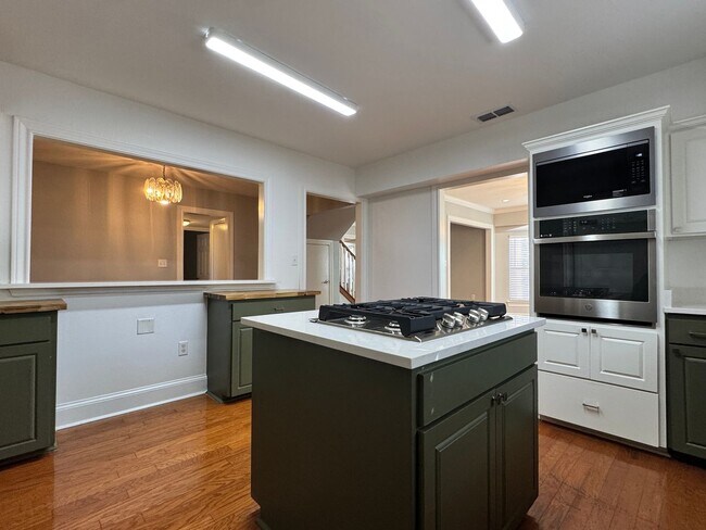 Building Photo - 627 W 2nd St