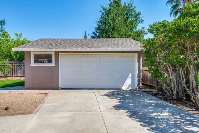 Building Photo - Single Story Gem in Saratoga! Quaint 3 BR 1.5 BA Home Ready for Occupancy with Air Conditioning &...