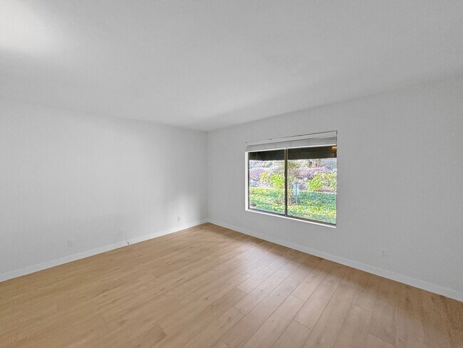 Building Photo - Charming & Spacious 2BD/2BA Condo in Bay P...