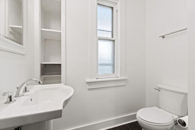 Building Photo - 914/916 Lake Ave