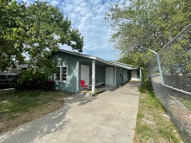 Building Photo - (5% Medical Monthly Discount) 1/2 off first months rent-Section 8 voucher Accepted-Charming 2 Bed...