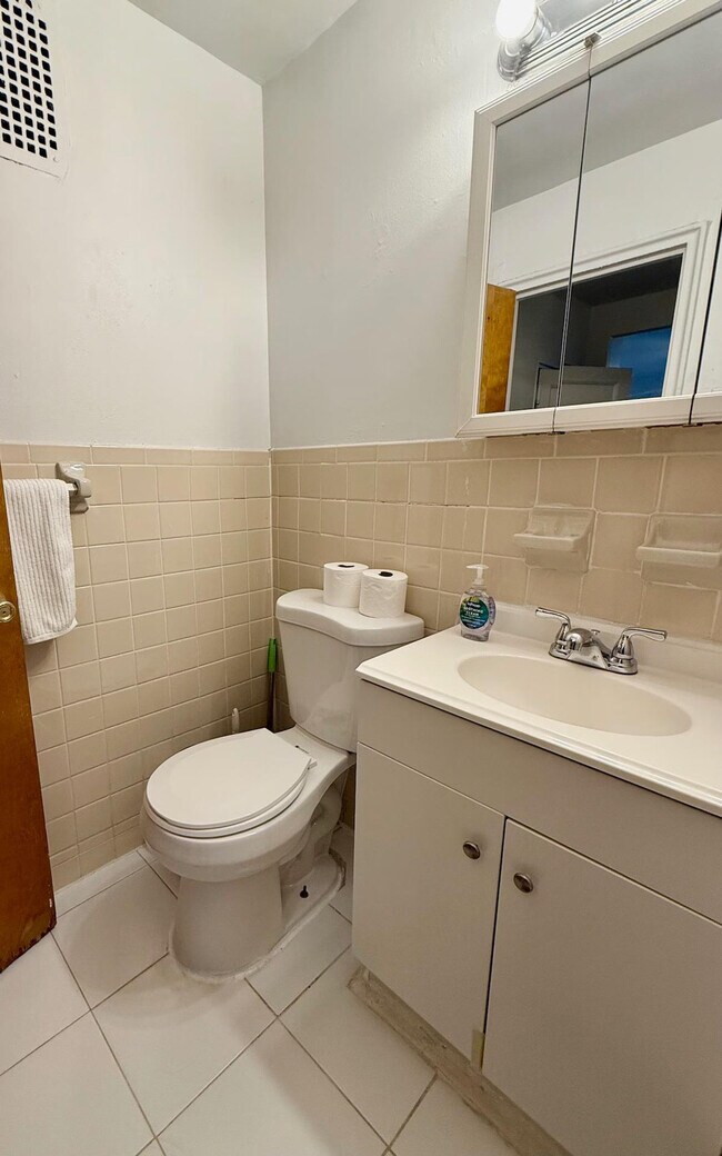 Building Photo - 358 E 81st St