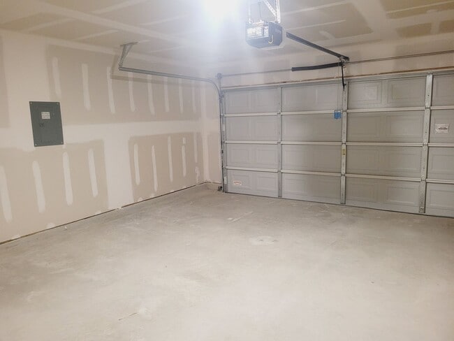 Building Photo - "Like New" 1-story | 4 bedroom | 2 bath home on quiet cul-de-sac with no neighbors behind in tran...