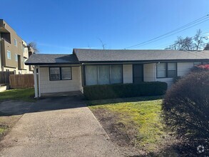 Building Photo - 2 bedroom 1 bathroom duplex in Eugene!