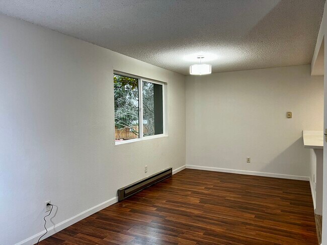 Building Photo - 14525 NE 6th Pl