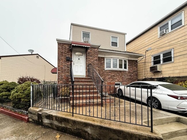 Primary Photo - 8 West Side Ave