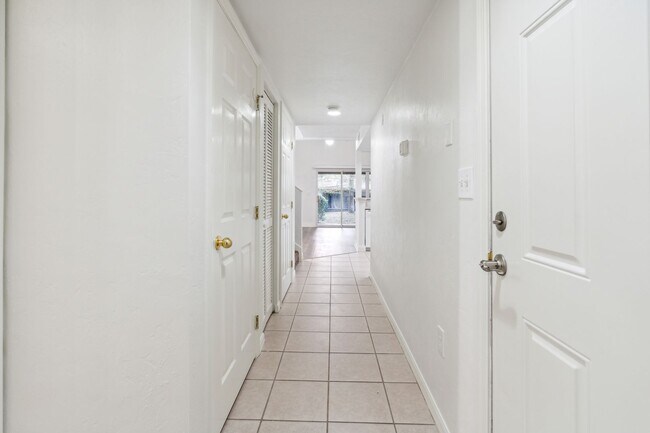 Building Photo - Townhome in Woods Edge!
