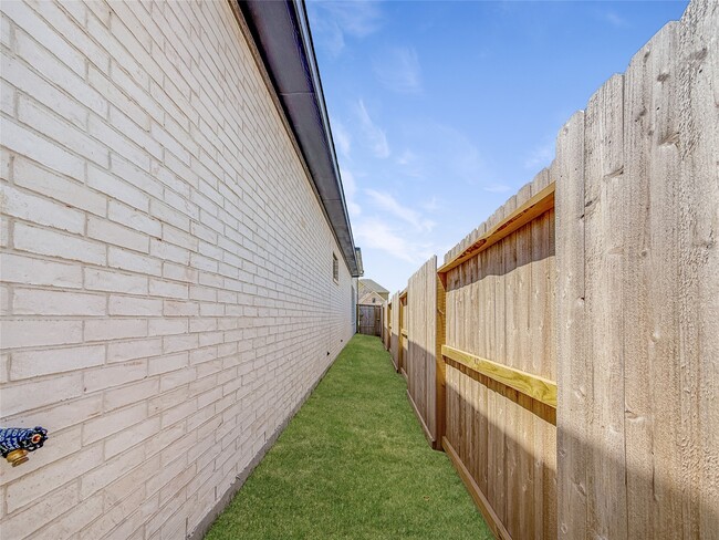 Building Photo - 26819 Meadow Ln