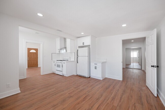 Building Photo - 121 S Lotus Ave