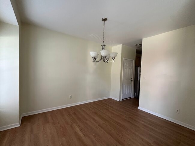 Building Photo - 412 Silvergrove Dr