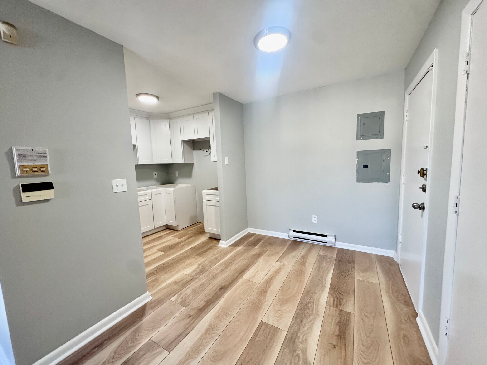 Building Photo - 837 River St