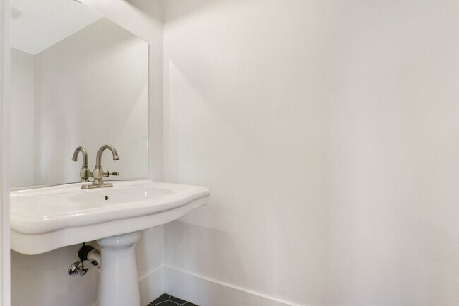 Building Photo - Huge (1,500 square feet) 2 bed, 2.5 bath in Lincoln Heights with parking, in-unit laundry and pri...