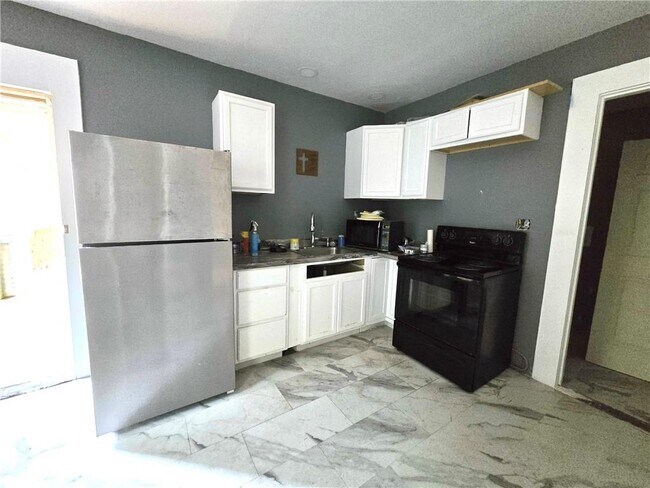 Building Photo - 947 Troupe St