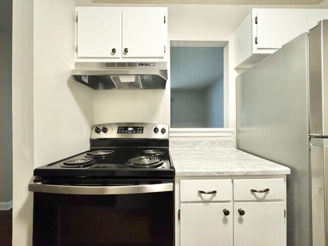 Building Photo - Charlestown Square Updated 2-Bedroom
