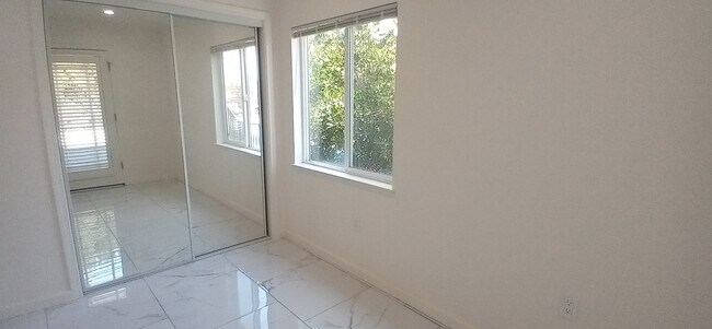 Building Photo - 3947 Via Milano