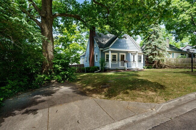 Building Photo - 2935 Glenmore Ave