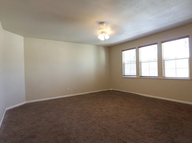 Building Photo - New Renovation* Prestigious Spacious 4 Bedroom