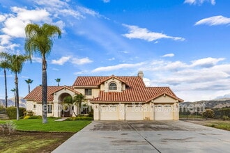 Building Photo - 493 Summerhill View