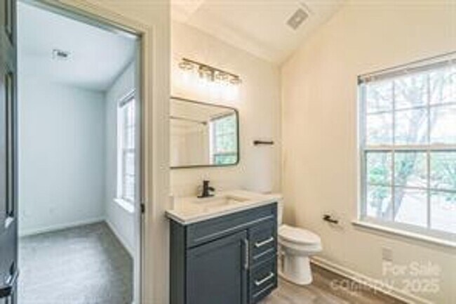 Building Photo - STUNNING, SHOWSTOPPER IN TURTLE ROCK!