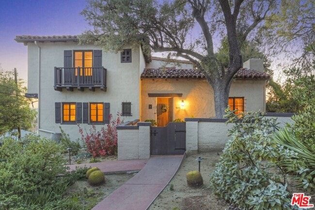 Building Photo - 2071 Escarpa Dr