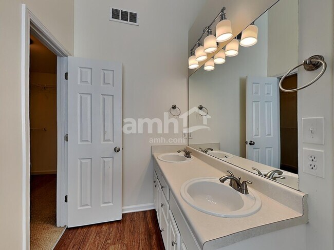 Building Photo - 750 Brooks Rd