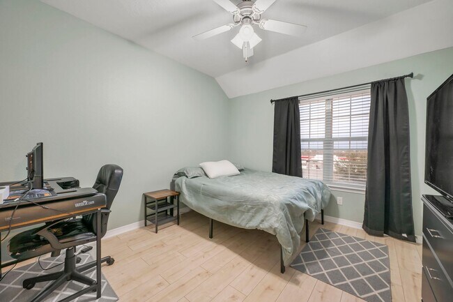 Building Photo - Available for SHORT TERM or 1 yr