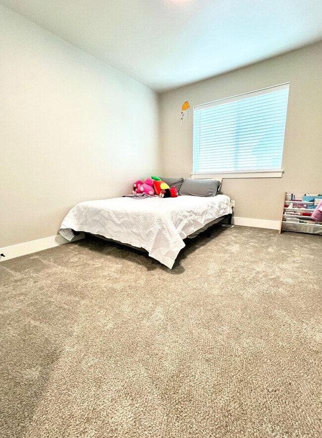 Building Photo - Peregrine Townhomes