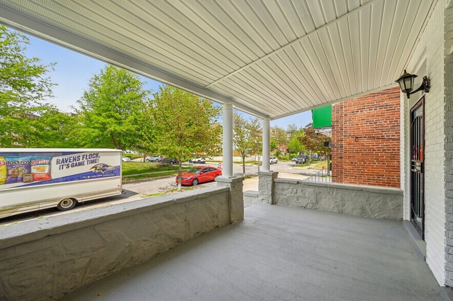 Spacious front porch - 2431 Linden Ave