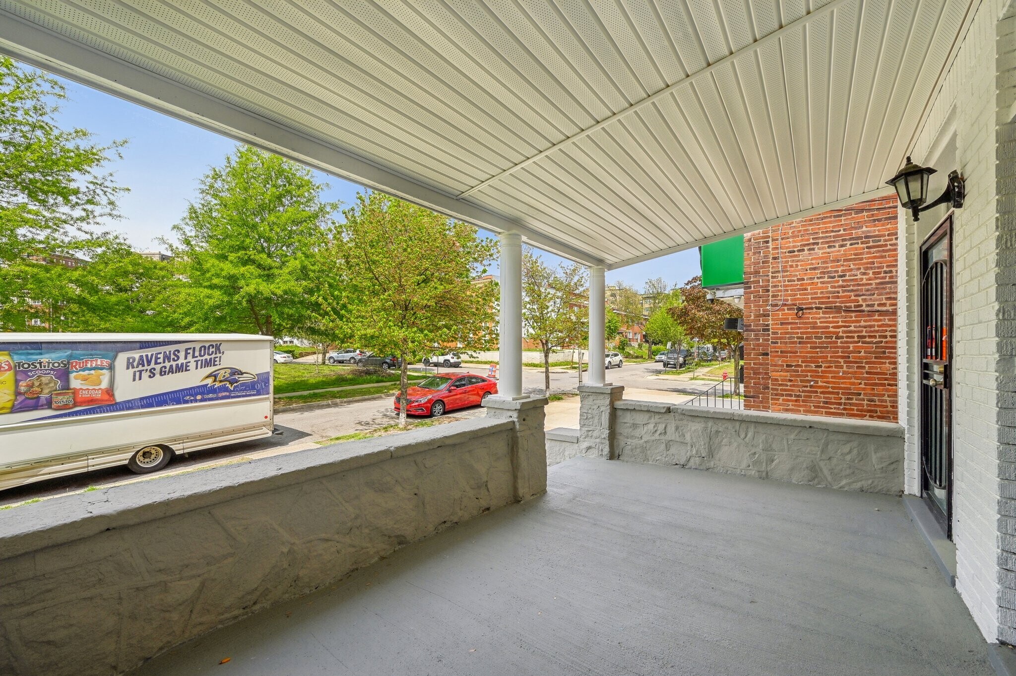 Spacious front porch - 2431 Linden Ave