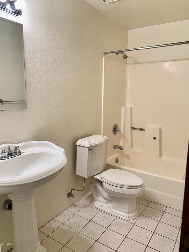 Building Photo - 925 N Evergreen Dr