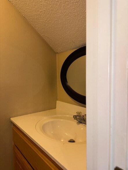 Building Photo - 409 Claymar Dr