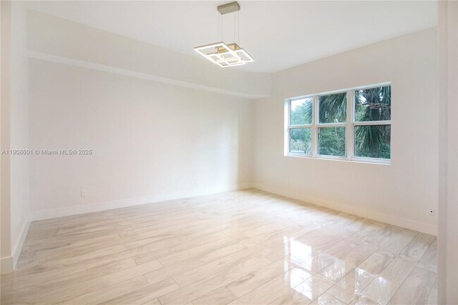 Building Photo - 14951 Royal Oaks Ln