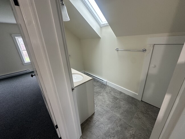 Building Photo - 799 River Rd