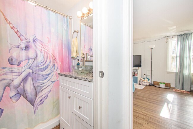 Building Photo - Charming 3 Bed 3.5 Bath Townhome