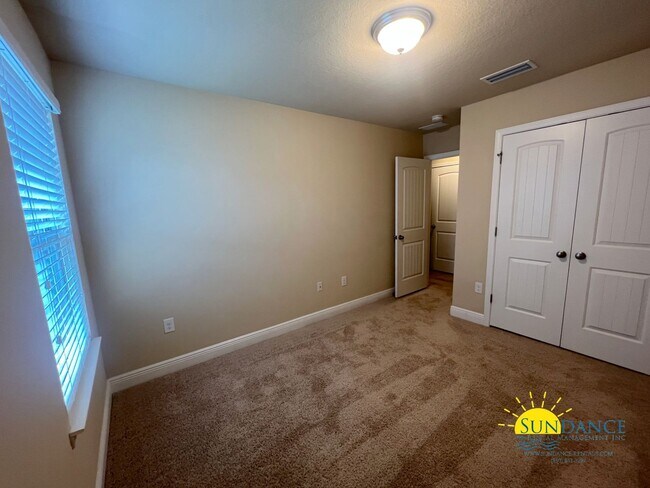 Building Photo - Reserve Pointe Townhome with Community Pool!