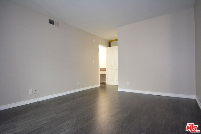 Building Photo - 750 Kings Rd