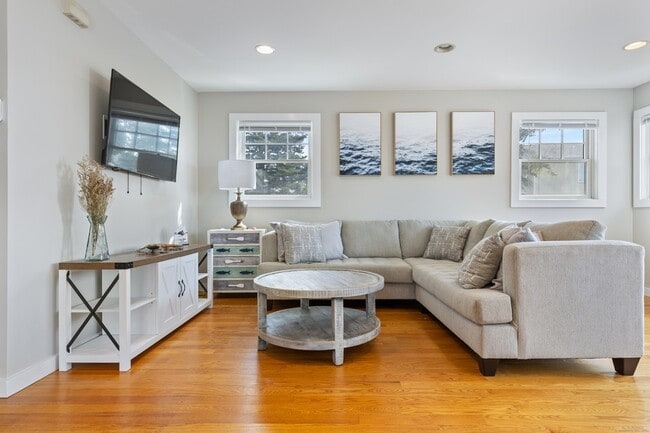 Building Photo - 176 Shore Rd