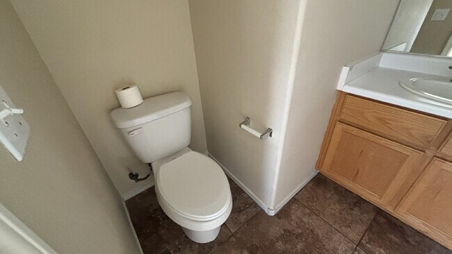 Building Photo - Move in Ready 3 bedroom 2.5 Bath Townhome