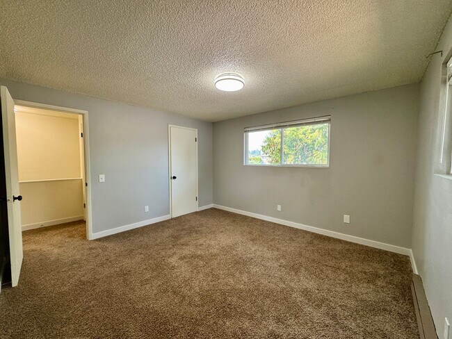 Building Photo - Move-In Ready 2-Bedroom 1 Bathroom Apartme...