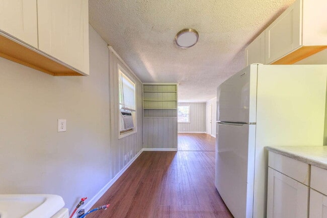 Building Photo - NOW AVAILABLE!!  Affordable Renovated 2 Bed, 1 Bath Unit for Lease!!