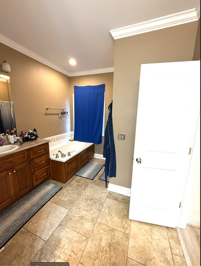 Building Photo - 4 bedroom 2.5 bath home