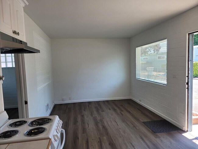 Building Photo - Cozy, partially remodeled 1 bedroom apartm...